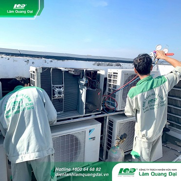 Kỹ thuật viên Lâm Quang Đại vệ sinh máy lạnh
